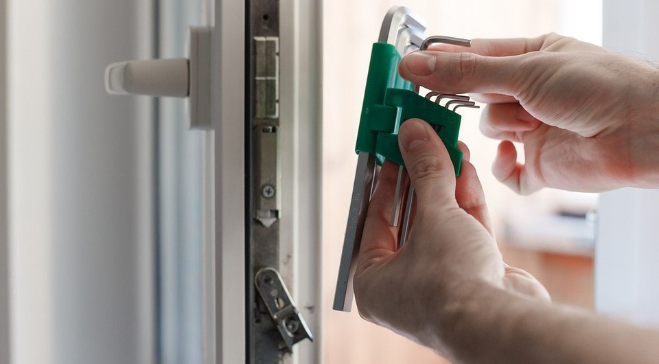 Экстренное вскрытие балконной двери: инструкция и советы специалистов